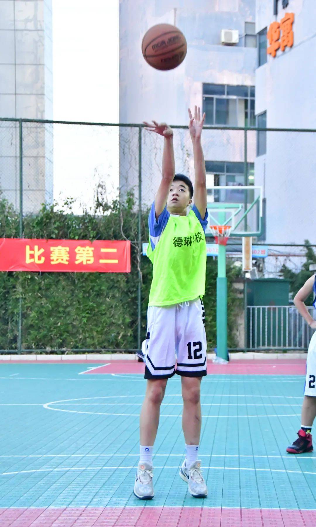 球员身手敏捷，篮球技巧突出